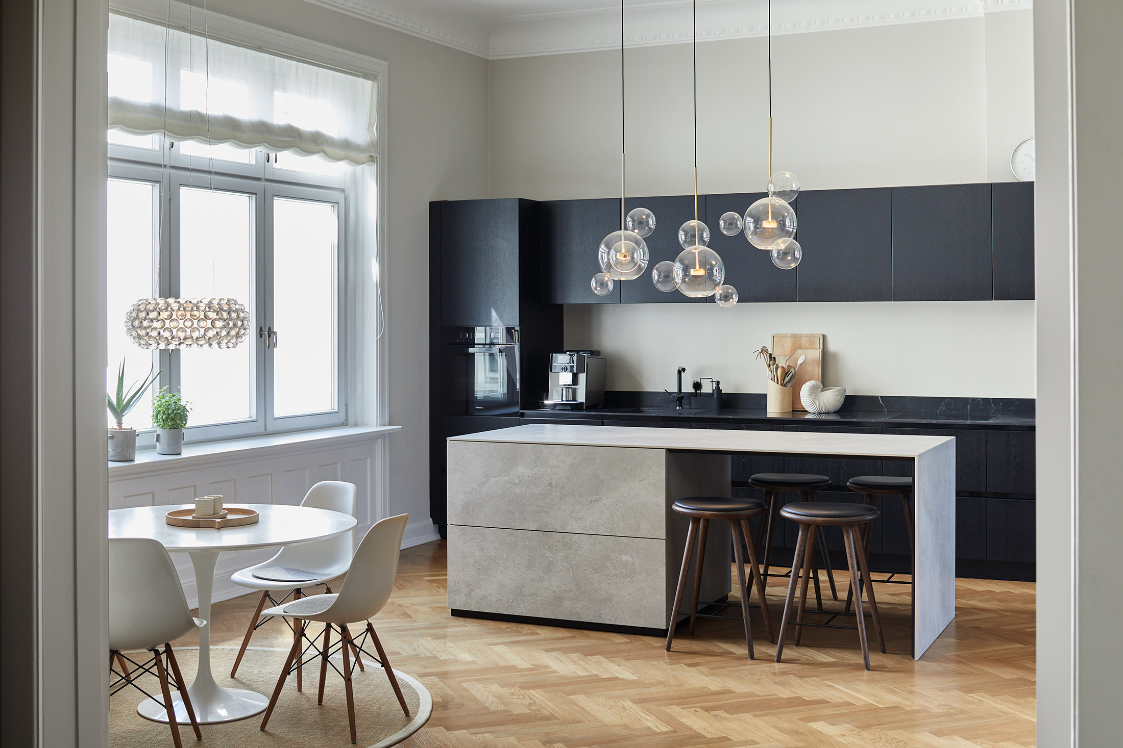 Moderne Küche mit eleganten Möbeln